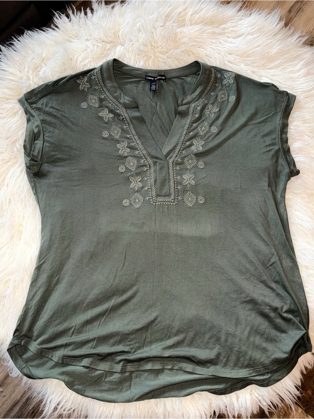 🤎 CABLE & GUAGE // Boho Embroidered V-Neck // Olive Green